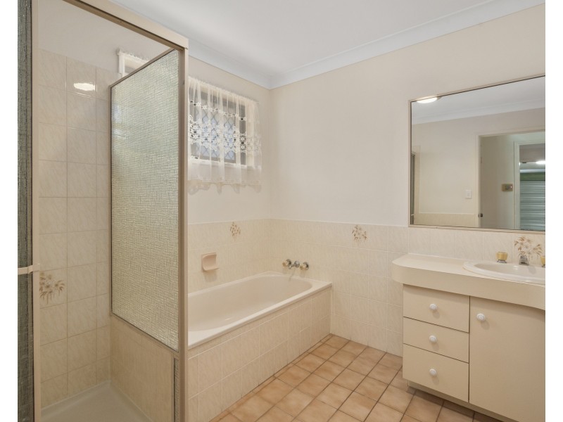 8 Queenscliff Crescent, Robina QLD 4226