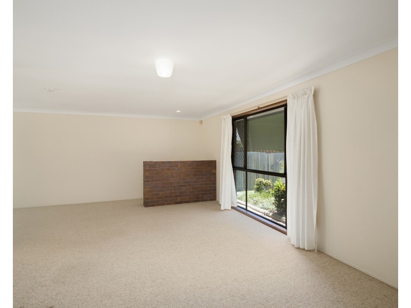 8 Queenscliff Crescent, Robina QLD 4226