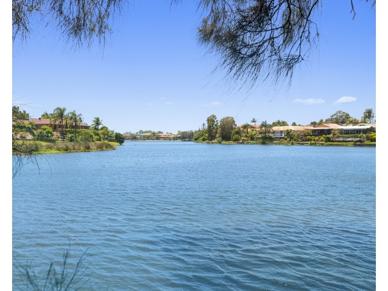 8 Queenscliff Crescent, Robina QLD 4226