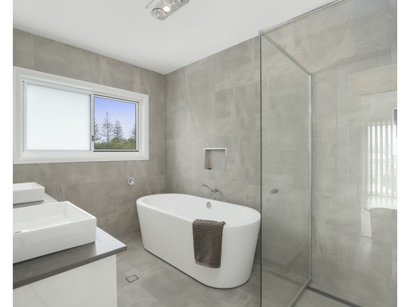 2/4 Cabarita Avenue, Tugun QLD 4224