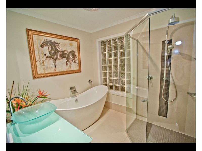 18 Lothian Avenue, Sorrento QLD 4217