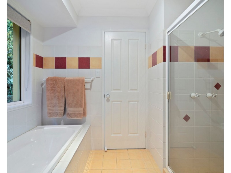 4 Forest Court, Elanora QLD 4221