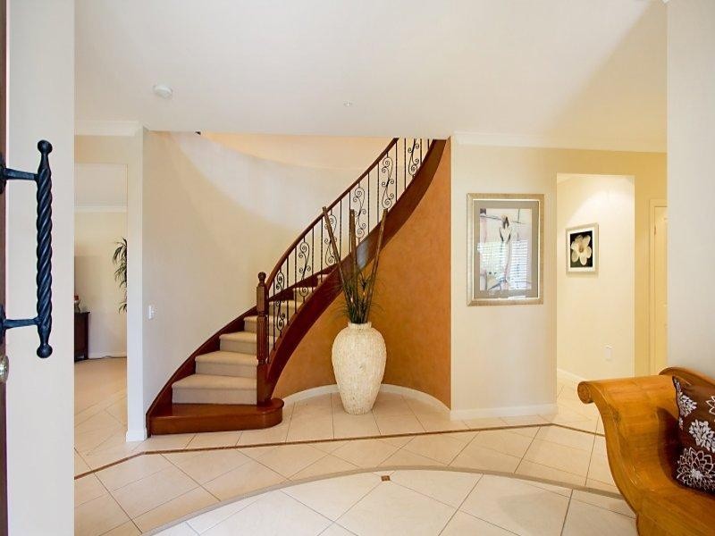 4 Buckingham Way, Elanora QLD 4221