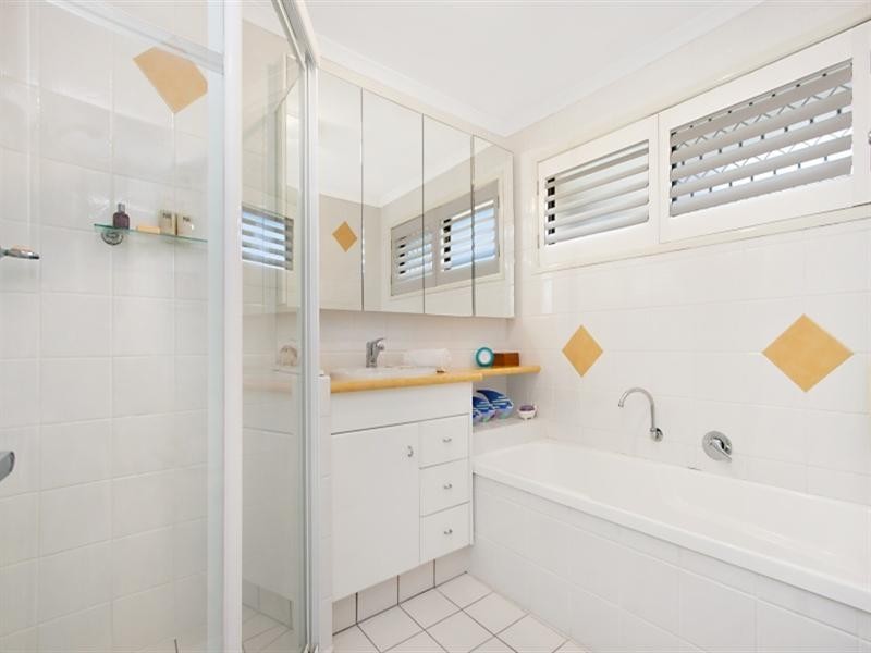 27 Melaleuca Drive, Palm Beach QLD 4221