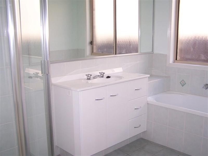 27 Hibertia Avenue, Elanora QLD 4221