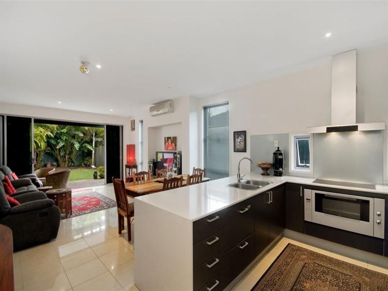 2/24 Sarawak Avenue, Palm Beach QLD 4221