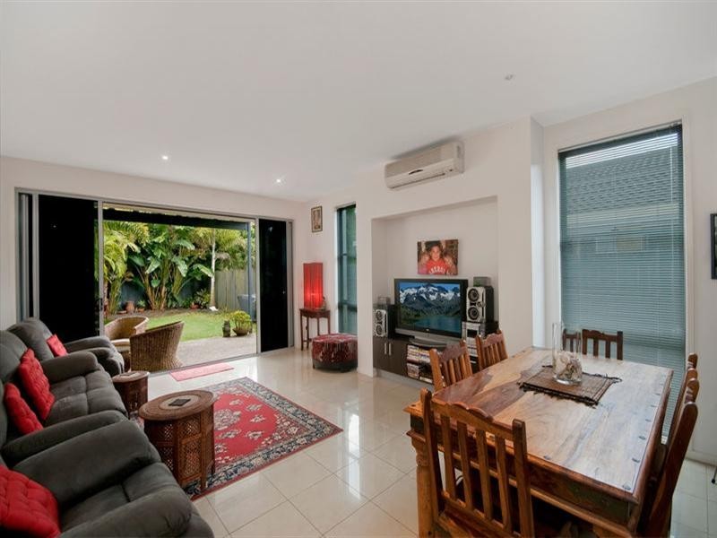 2/24 Sarawak Avenue, Palm Beach QLD 4221