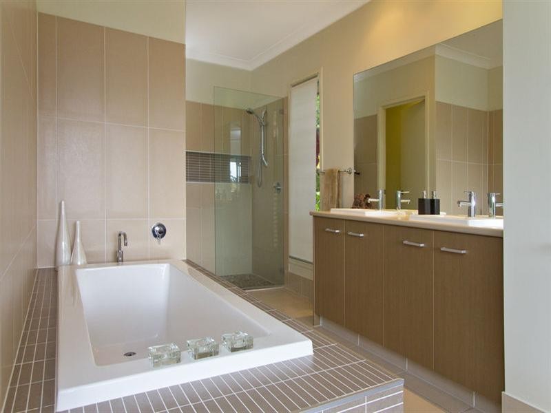 16 Mallawa Drive, Palm Beach QLD 4221