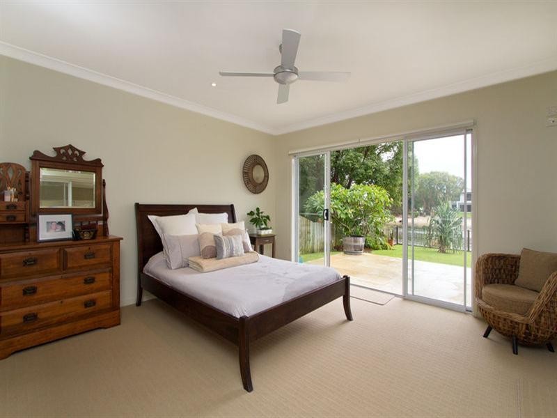 16 Mallawa Drive, Palm Beach QLD 4221