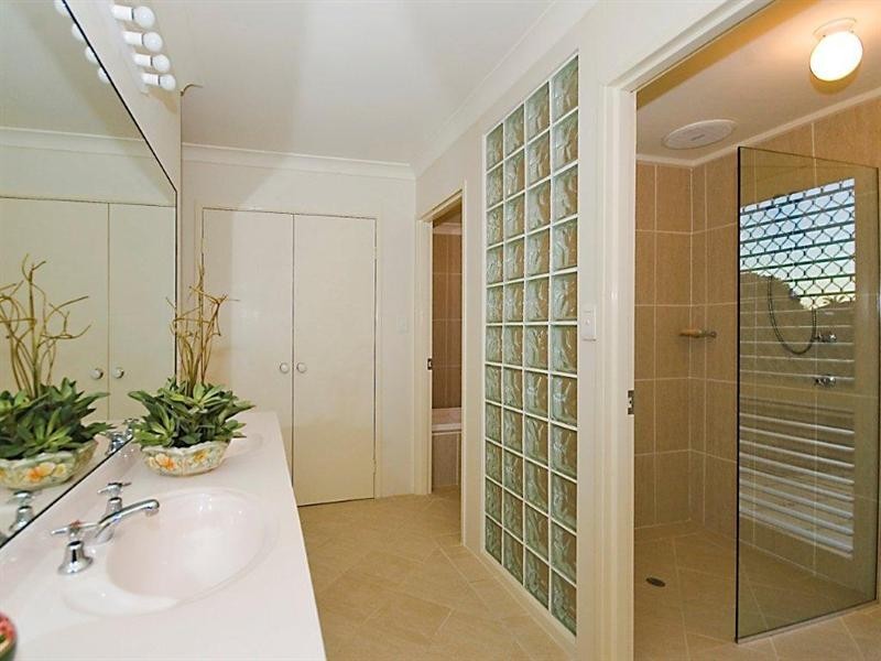 27 Swanbourne Way, Elanora QLD 4221