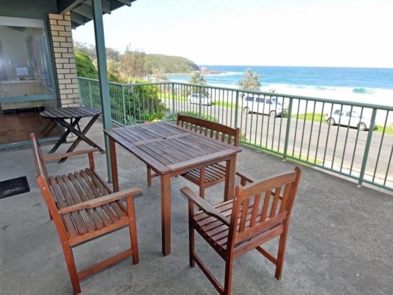 8 Beach Road, Mollymook NSW 2539