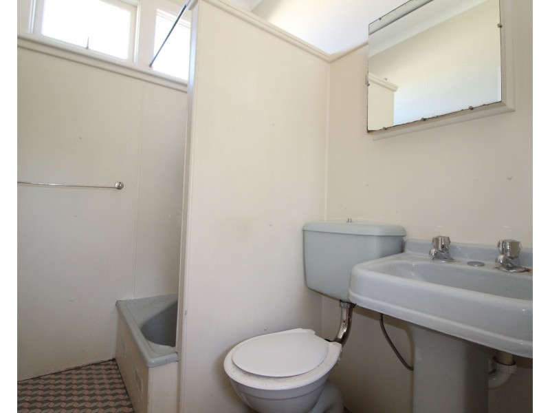 2 Welcome Street, Woy Woy NSW 2256