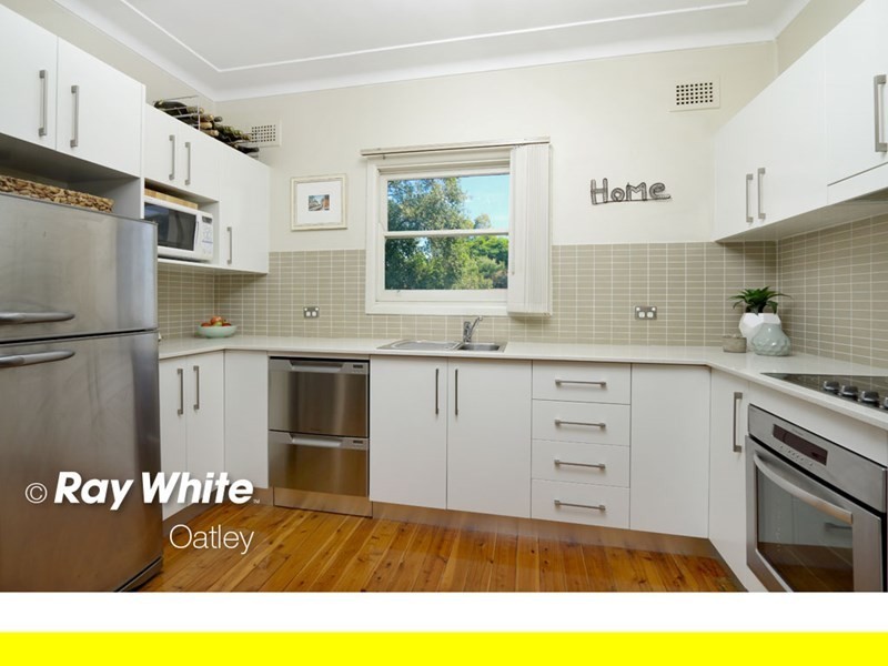 8 Forshaw Avenue, Peakhurst NSW 2210