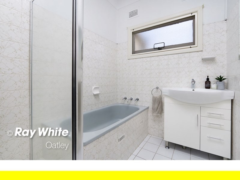 8 Forshaw Avenue, Peakhurst NSW 2210
