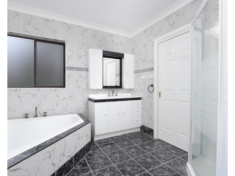 33 Allwood Crescent, Lugarno NSW 2210