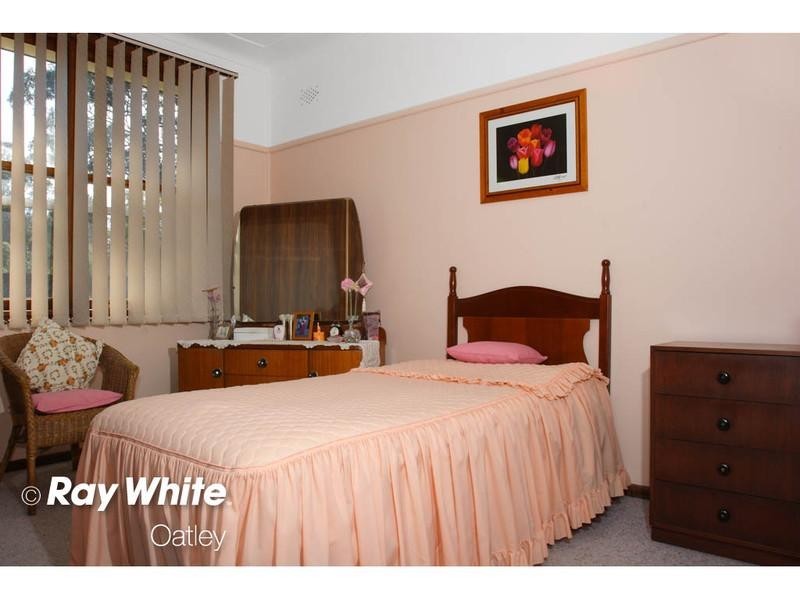 12 Hugh Avenue, Peakhurst NSW 2210