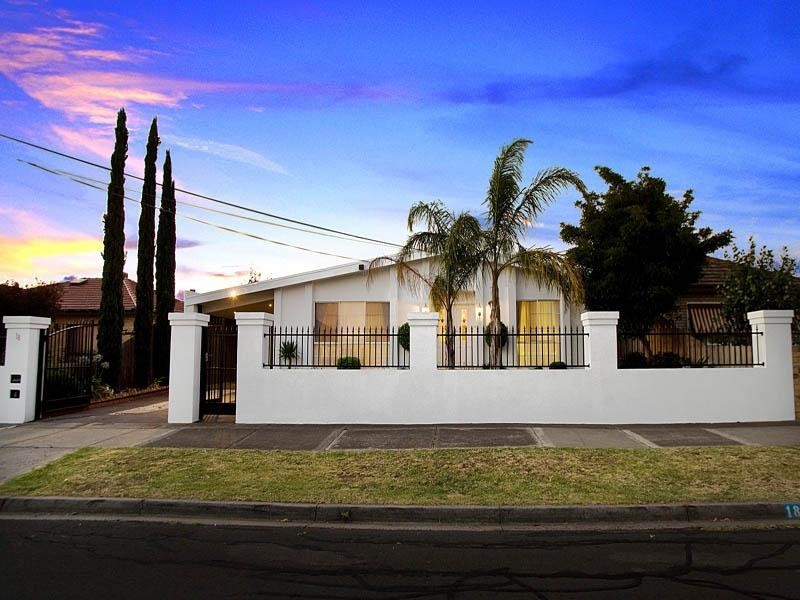 18 Carol Grove, Tullamarine VIC 3043