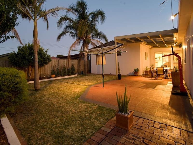 18 Carol Grove, Tullamarine VIC 3043