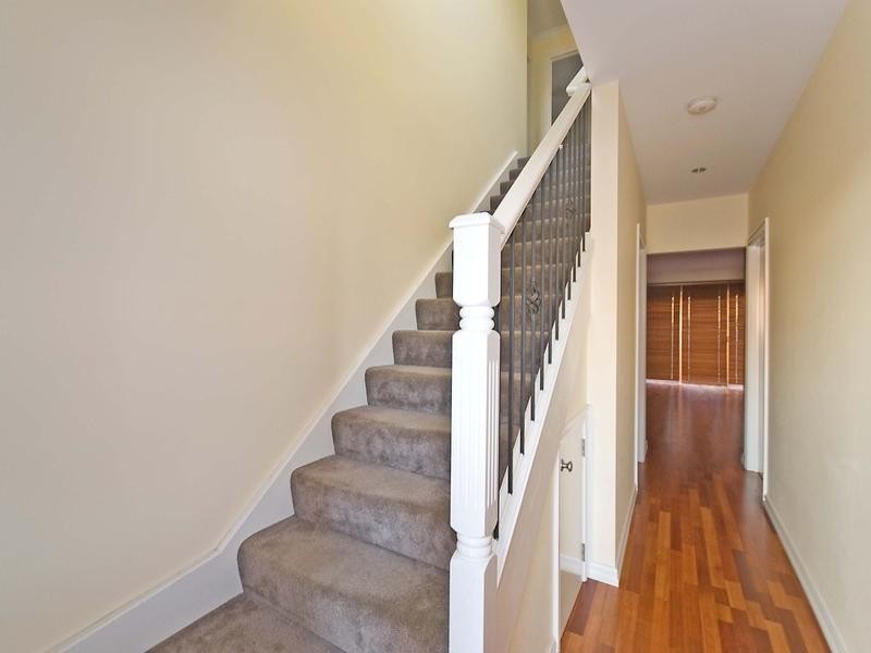 2/8 Windermere Crescent, Gladstone Park VIC 3043