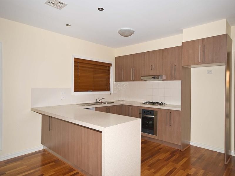 2/8 Windermere Crescent, Gladstone Park VIC 3043