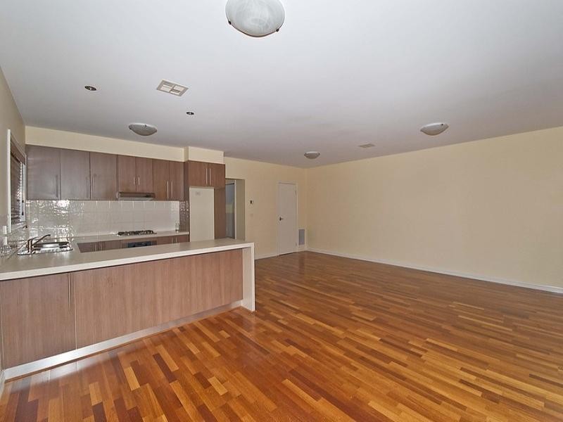 2/8 Windermere Crescent, Gladstone Park VIC 3043