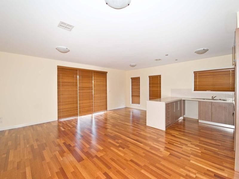 2/8 Windermere Crescent, Gladstone Park VIC 3043