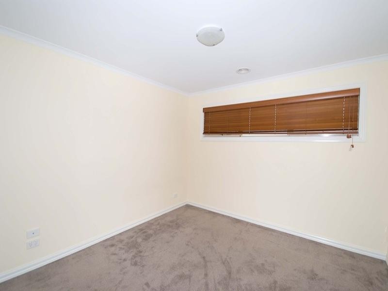 2/8 Windermere Crescent, Gladstone Park VIC 3043