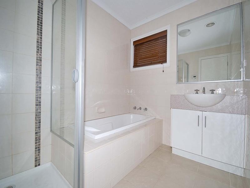 2/8 Windermere Crescent, Gladstone Park VIC 3043