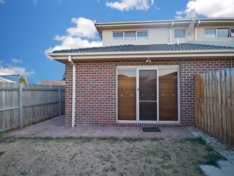 2/8 Windermere Crescent, Gladstone Park VIC 3043