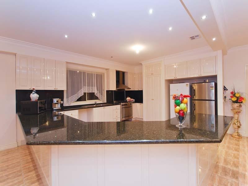 16 Trumpington Terrace, Attwood VIC 3049