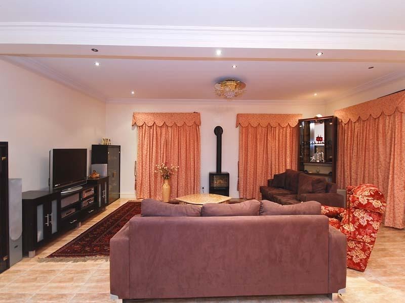 16 Trumpington Terrace, Attwood VIC 3049