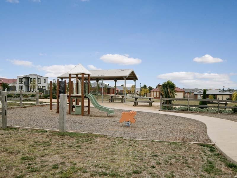 6 Bowral Loop, Craigieburn VIC 3064