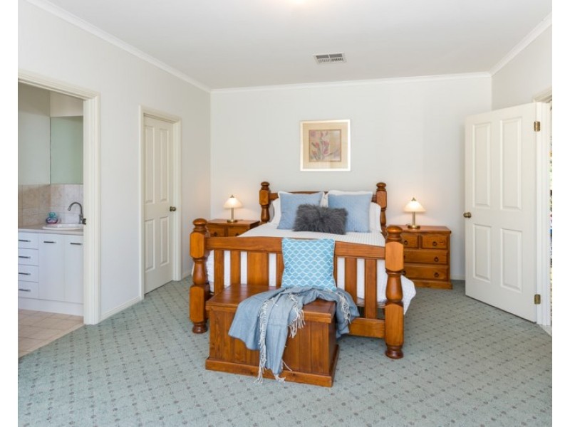 8 Schwerdt Road, Murray Bridge SA 5253