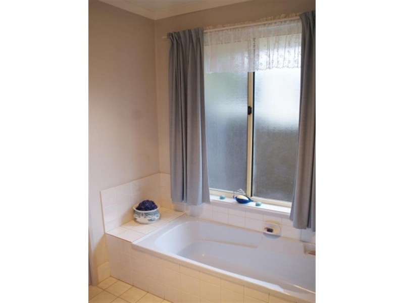 76 Tumbella Drive, Murray Bridge SA 5253