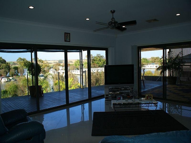 18 Riverglen Drive, White Sands SA 5253