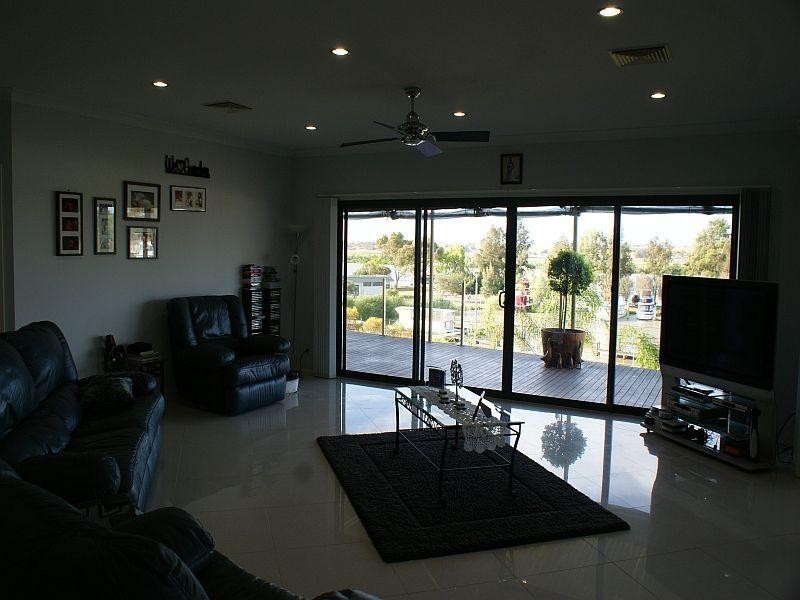 18 Riverglen Drive, White Sands SA 5253