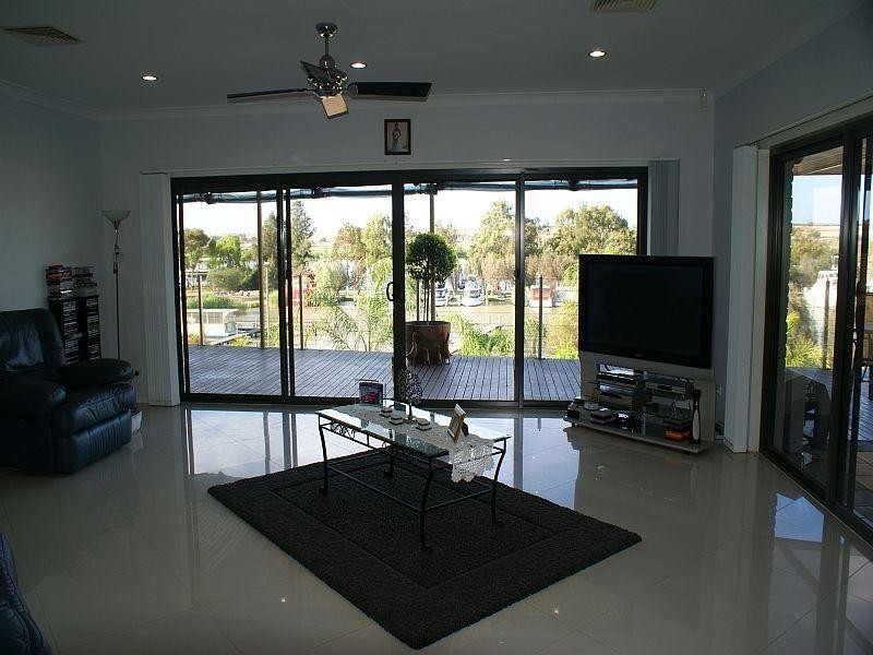 18 Riverglen Drive, White Sands SA 5253