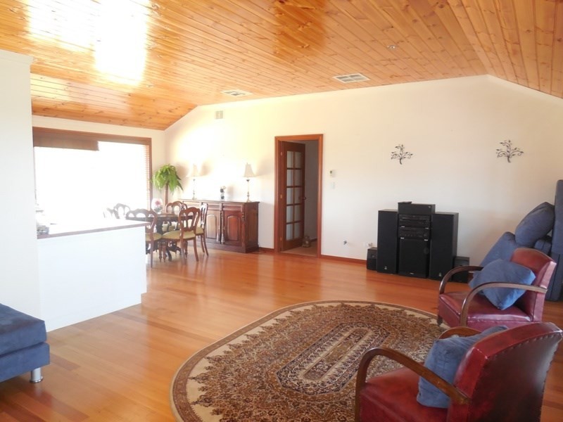 18 Olive Grove, Karakin WA 6044