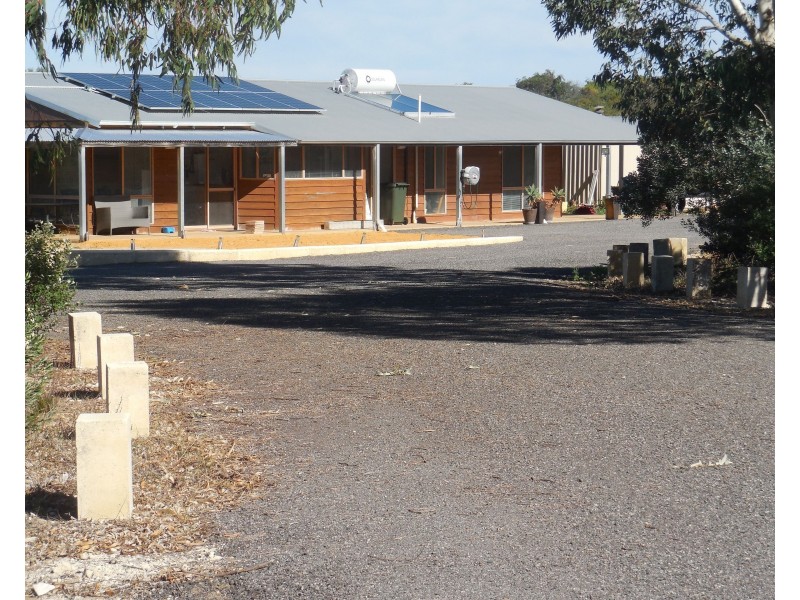 18 REDHEART, Karakin WA 6044