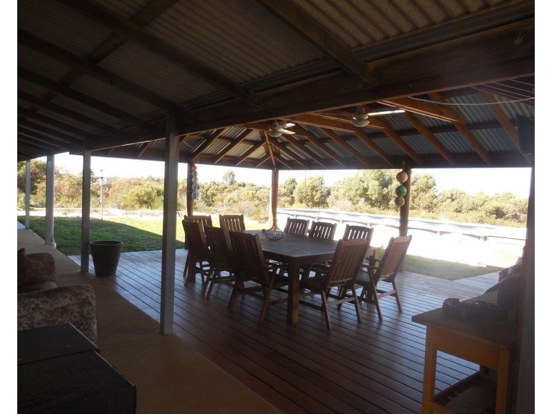 18 REDHEART, Karakin WA 6044