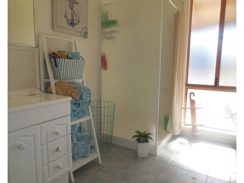 18 REDHEART, Karakin WA 6044