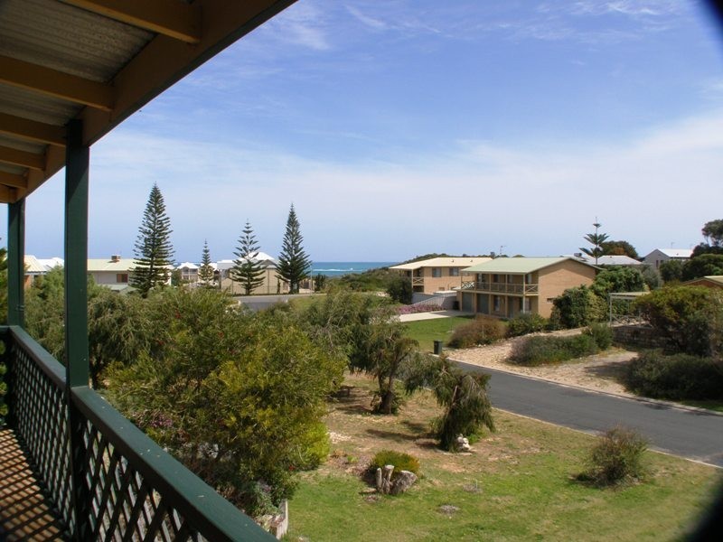 10 Miles Crescent, Ledge Point WA 6043