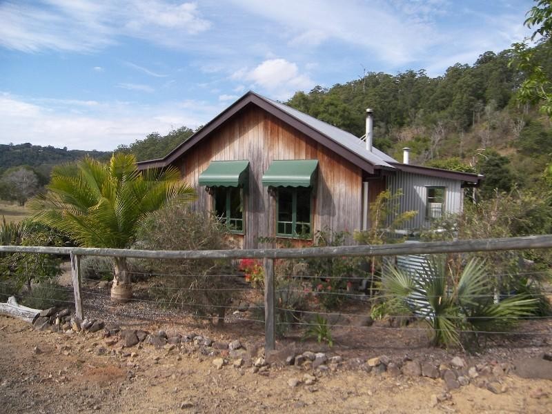18 Eden Road, Maleny QLD 4552