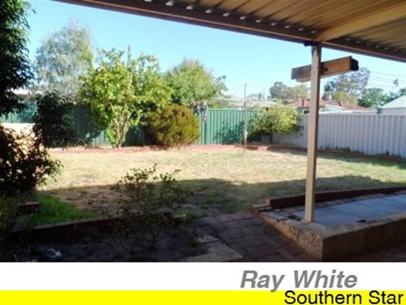16 Grasmere Place, Kelmscott WA 6111