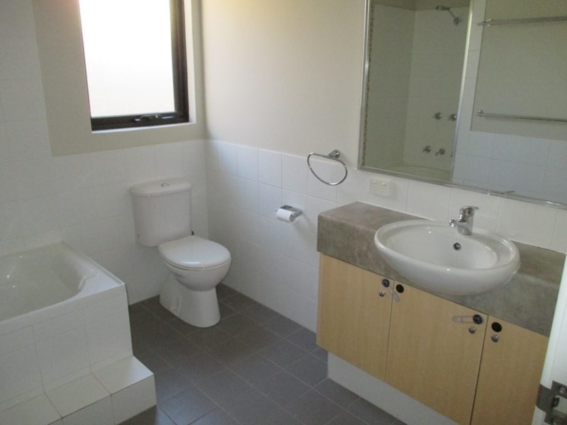 4/52 Fifth Road, Armadale WA 6112