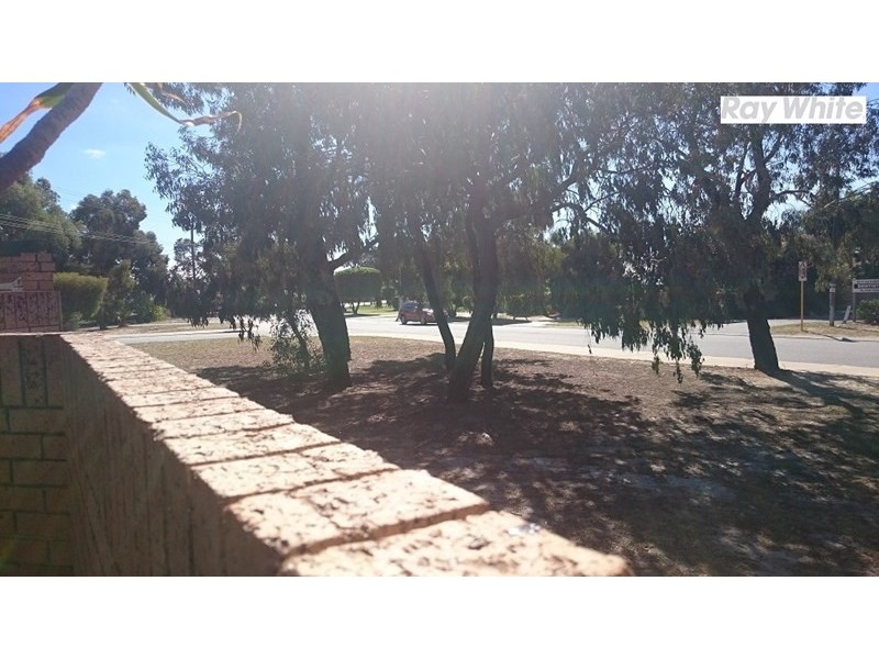 2/11 Stott Close, Armadale WA 6112