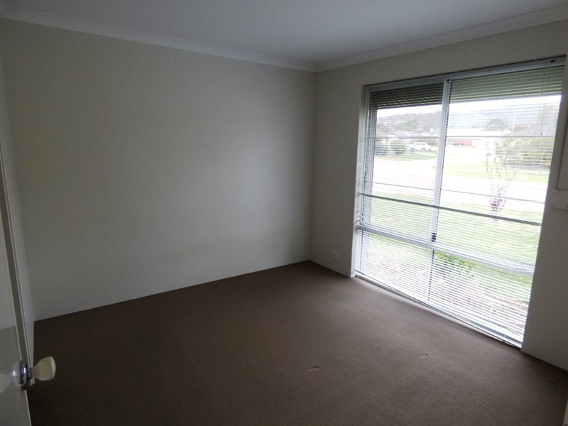 64 Chiltern Avenue, Brookdale WA 6112