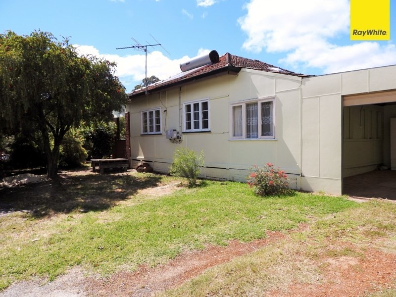 18 Seventh Road, Armadale WA 6112