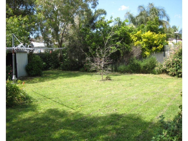 6 Silver Mallee Close, Camillo WA 6111