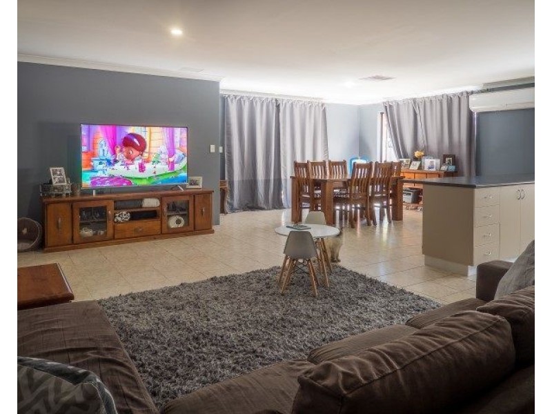 32 Munday Avenue, Brookdale WA 6112